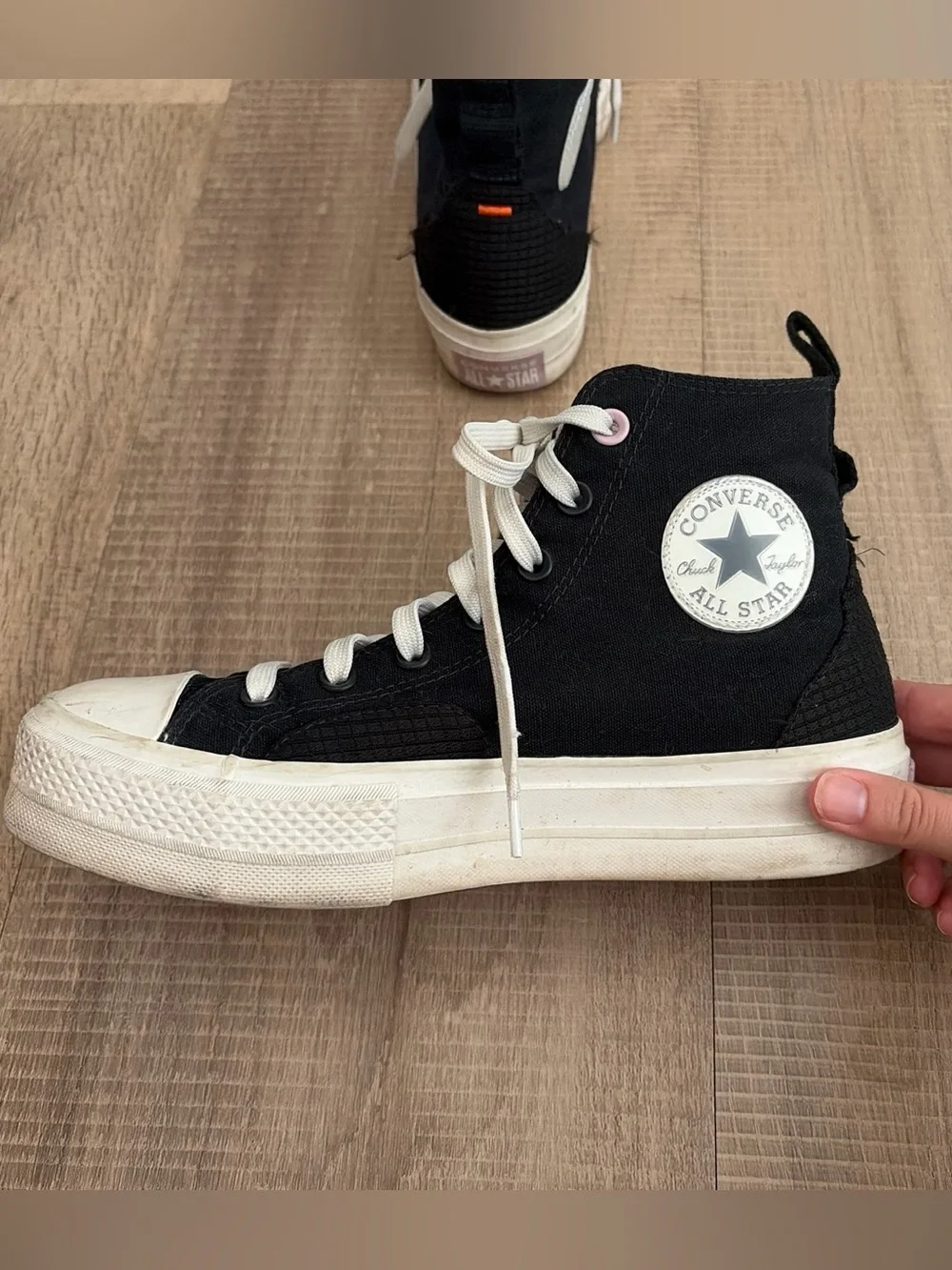 Converse black white